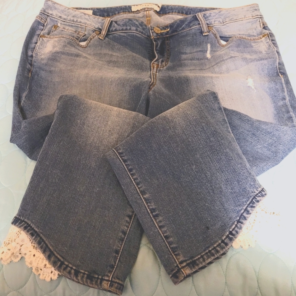 Torrid croped skinny jeans with side lace size 20